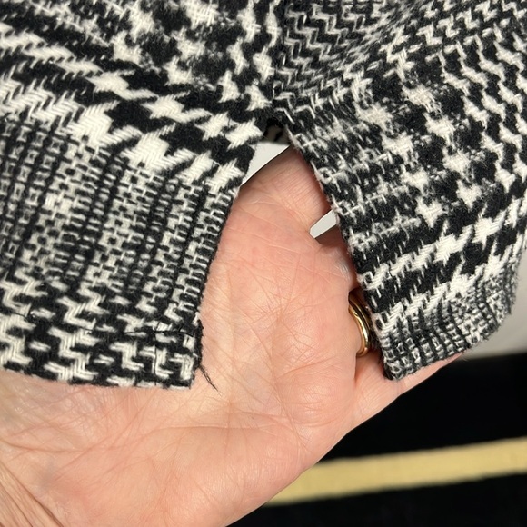 The Free Yoga Womens Jumper M Black White Texture Pattern Lined Back Zip Mini - Picture 5 of 14